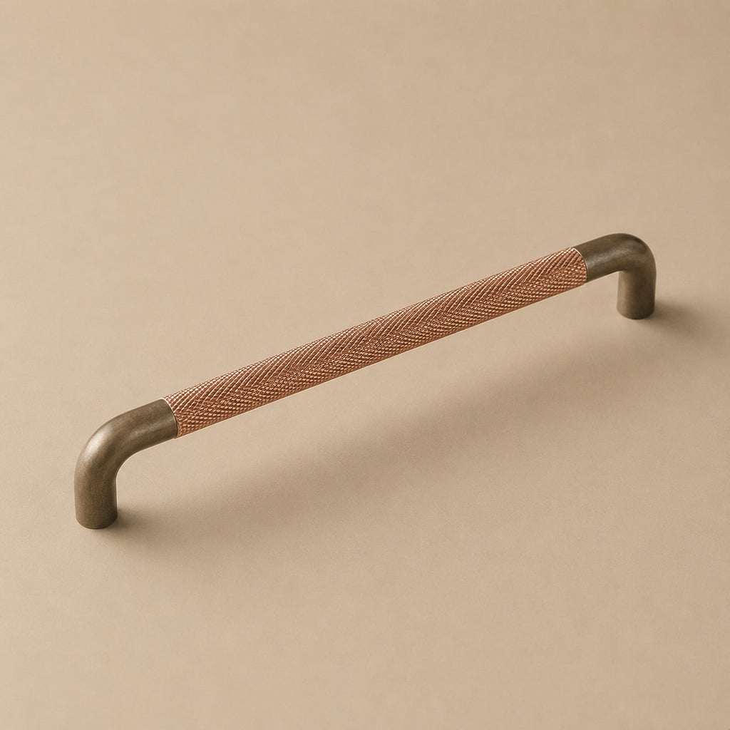 Set med moderna räfflade skåpshandtag och knoppar — slitstarka metallbeslag, texturerad greppdesign