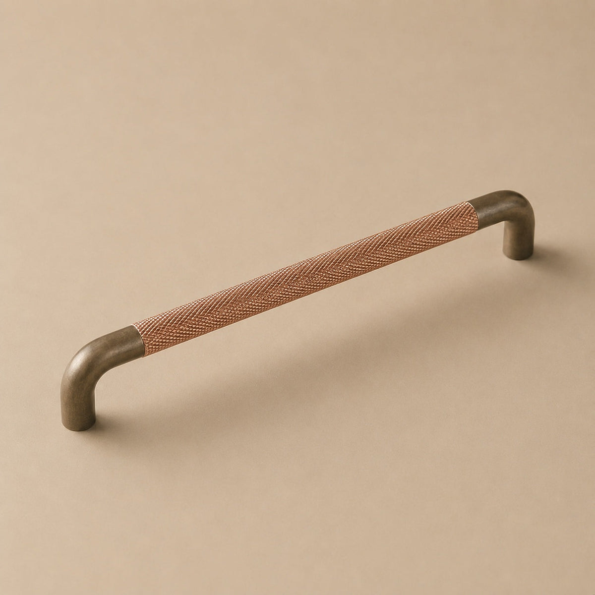Set med moderna räfflade skåpshandtag och knoppar — slitstarka metallbeslag, texturerad greppdesign