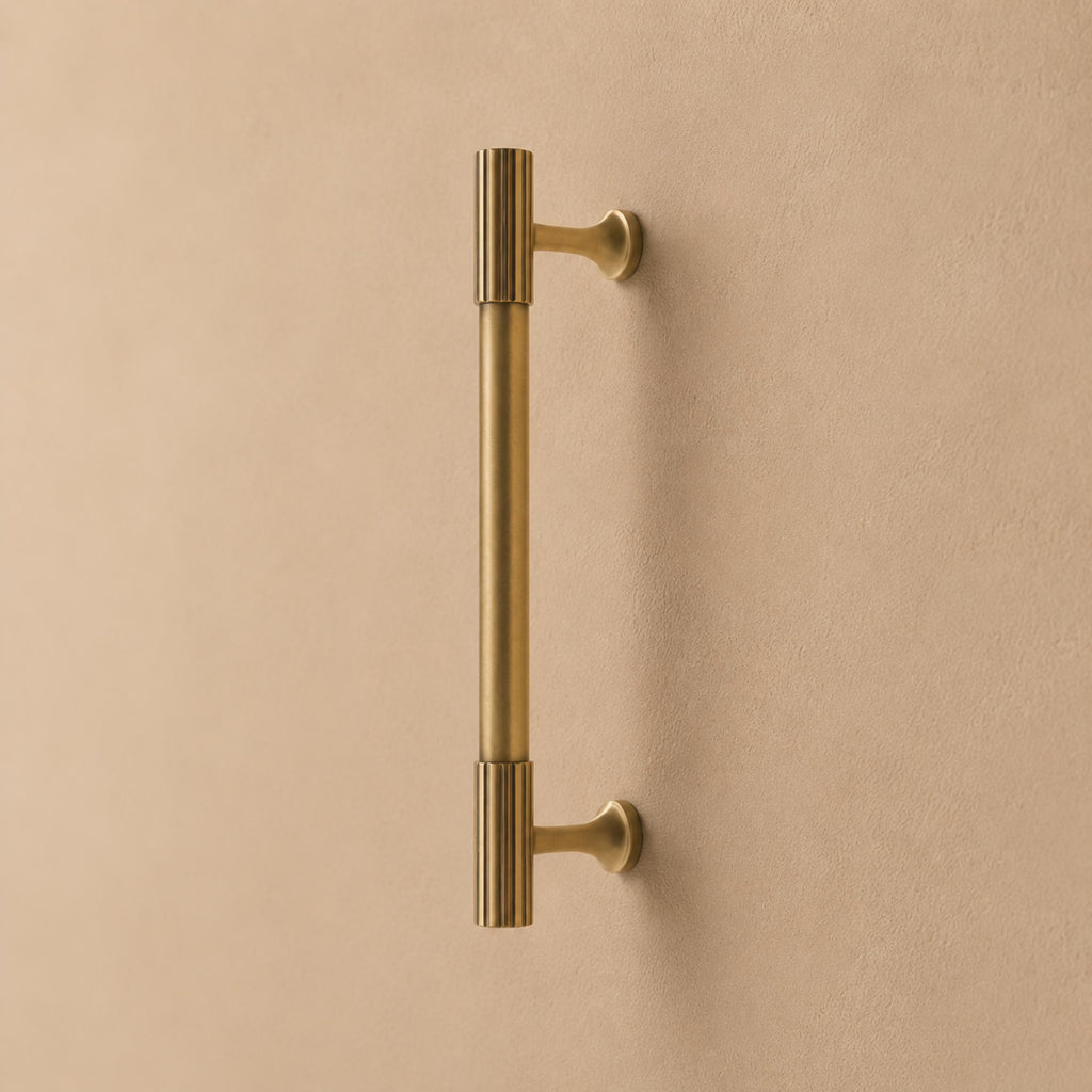 Beschlagset aus Messing mit antiker Oberfläche – Moderne Kollektion von Metallbeschlägen