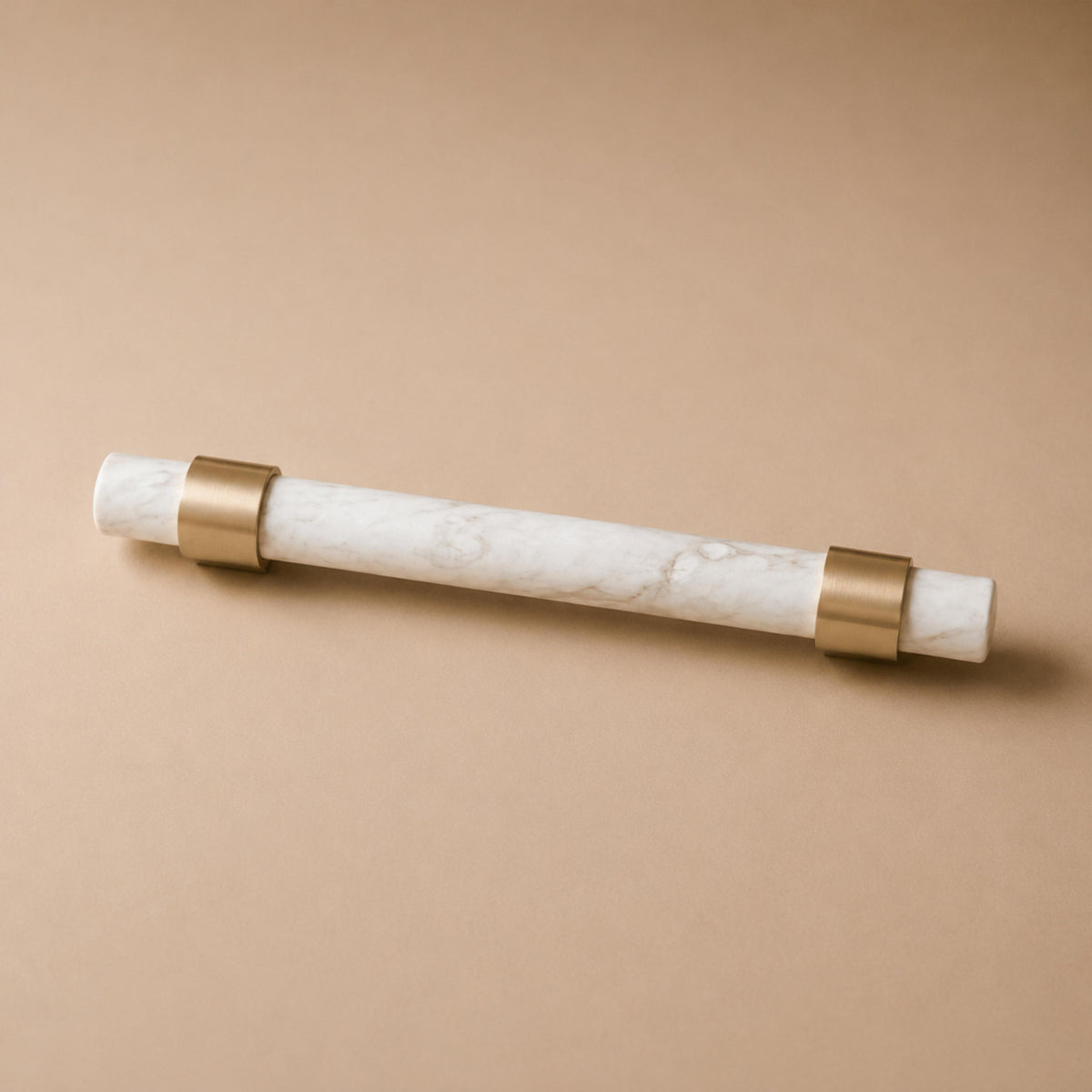 Set med moderna skåpsknoppar och lådhandtag i marmor och mässing — ergonomisk design