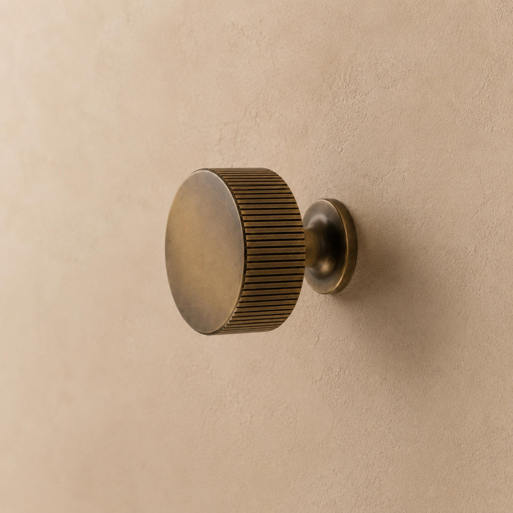 Beschlagset aus Messing mit antiker Oberfläche – Moderne Kollektion von Metallbeschlägen