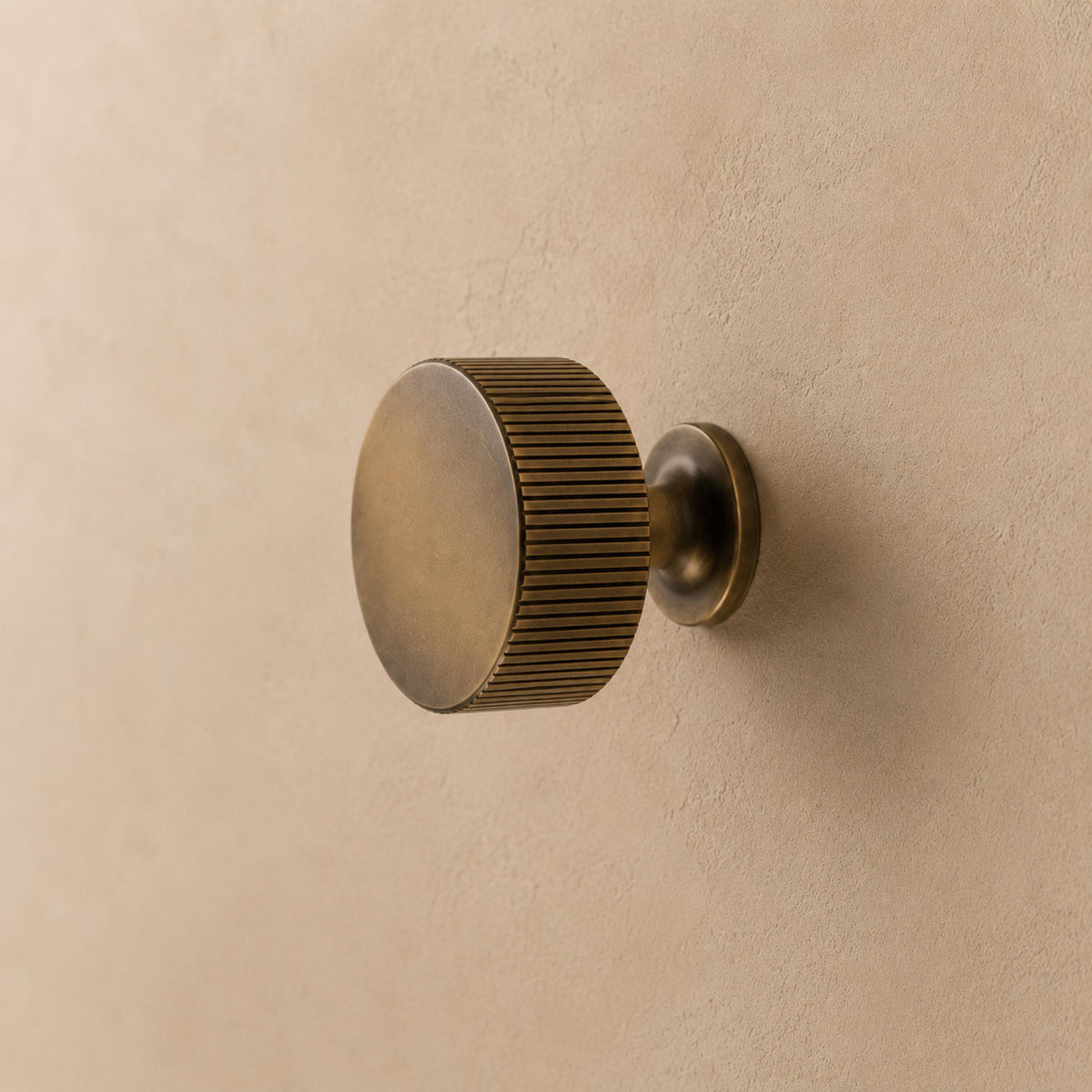 Beschlagset aus Messing mit antiker Oberfläche – Moderne Kollektion von Metallbeschlägen