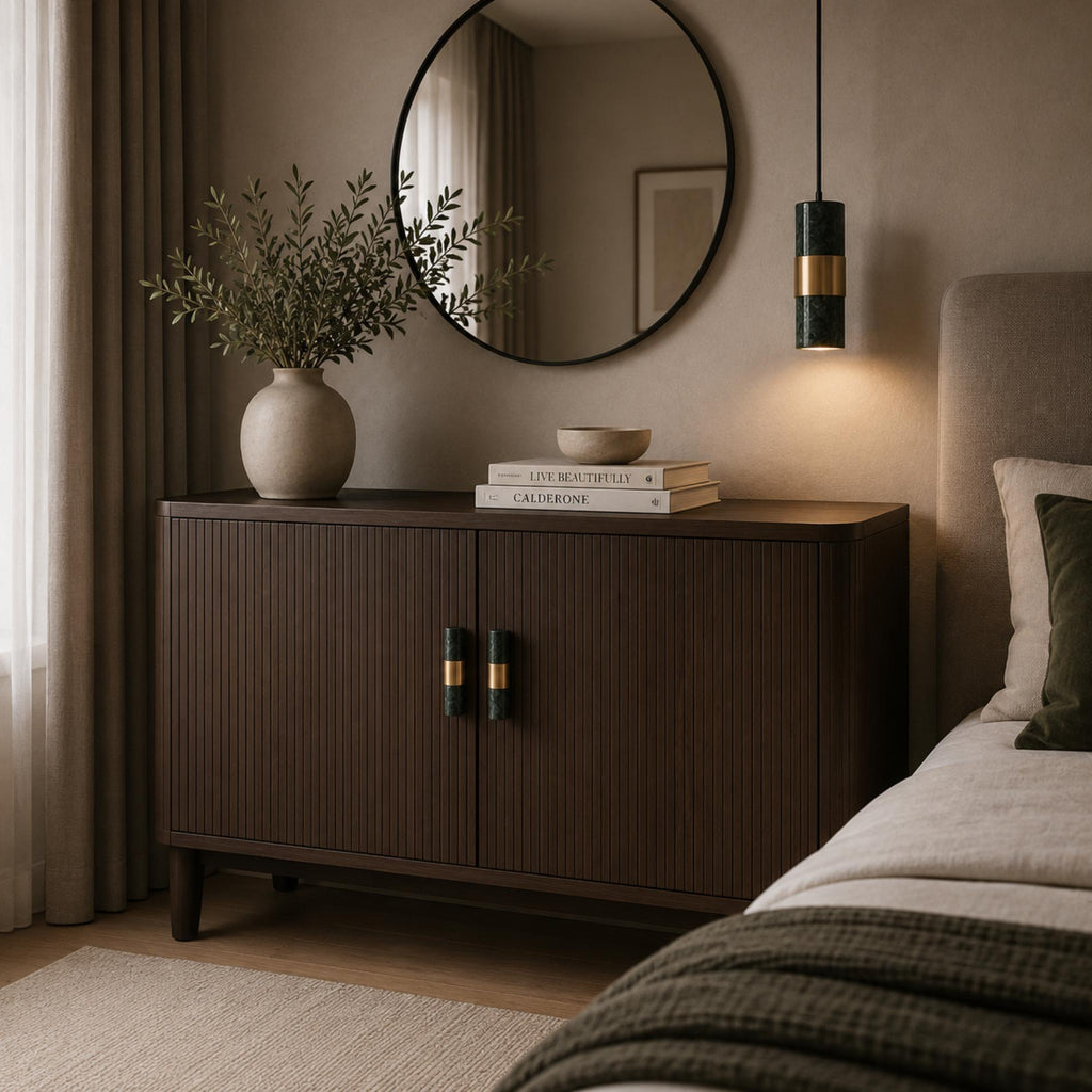 Set med moderna skåpsknoppar och lådhandtag i marmor och mässing — ergonomisk design