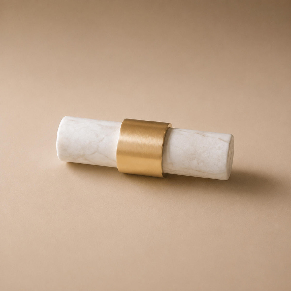 Set med moderna skåpsknoppar och lådhandtag i marmor och mässing — ergonomisk design