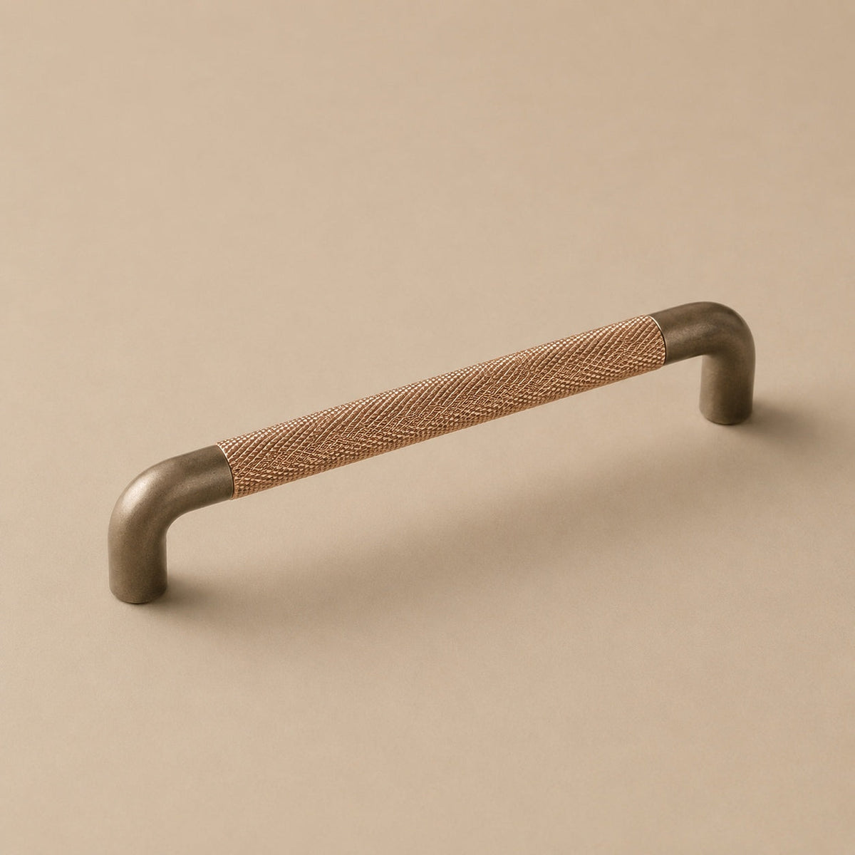Set med moderna räfflade skåpshandtag och knoppar — slitstarka metallbeslag, texturerad greppdesign