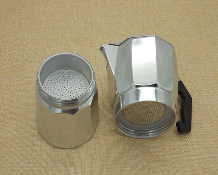 Italiaanse moka pot voor 12 kopjes — klassieke espressomaker voor op het fornuis
