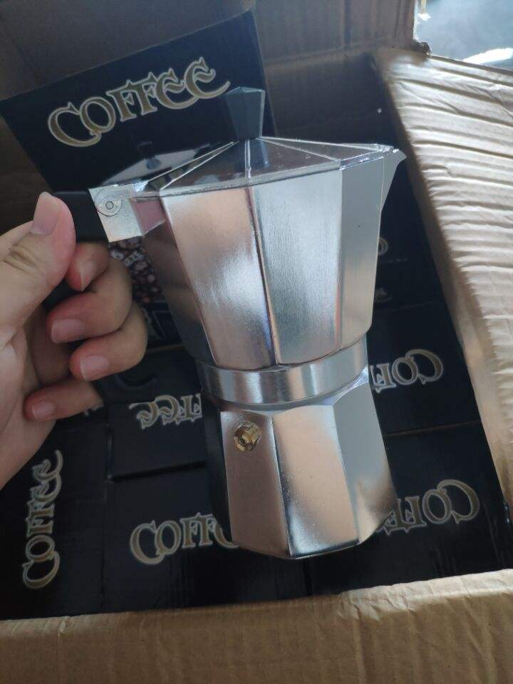 Italiaanse moka pot voor 12 kopjes — klassieke espressomaker voor op het fornuis