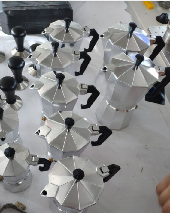 Italiaanse moka pot voor 12 kopjes — klassieke espressomaker voor op het fornuis