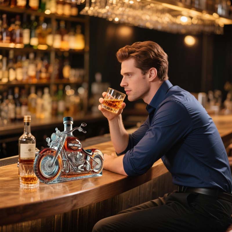 Harley motorkerékpár formájú whiskey-kancsó – klasszikus sziluettű italosüveg-dísz