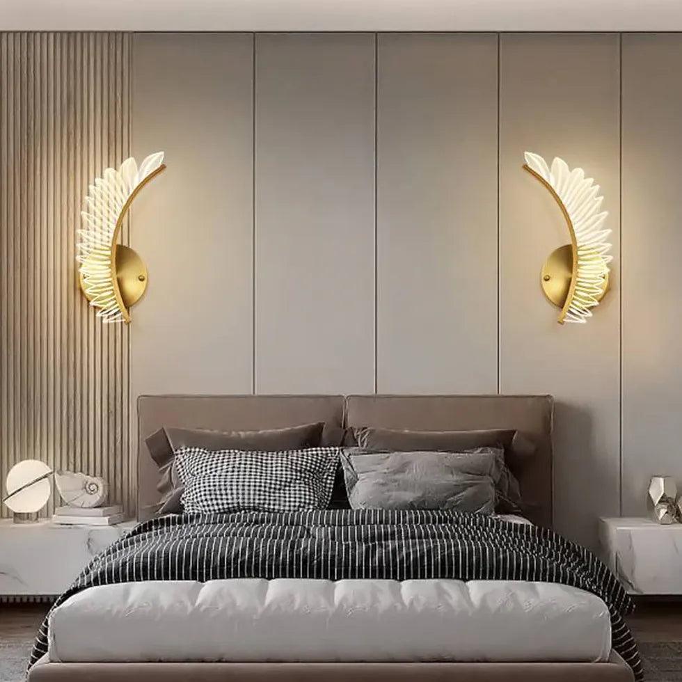 Nordiske LED-vegglamper i akryl med fjærdesign ved sengen | boxzora