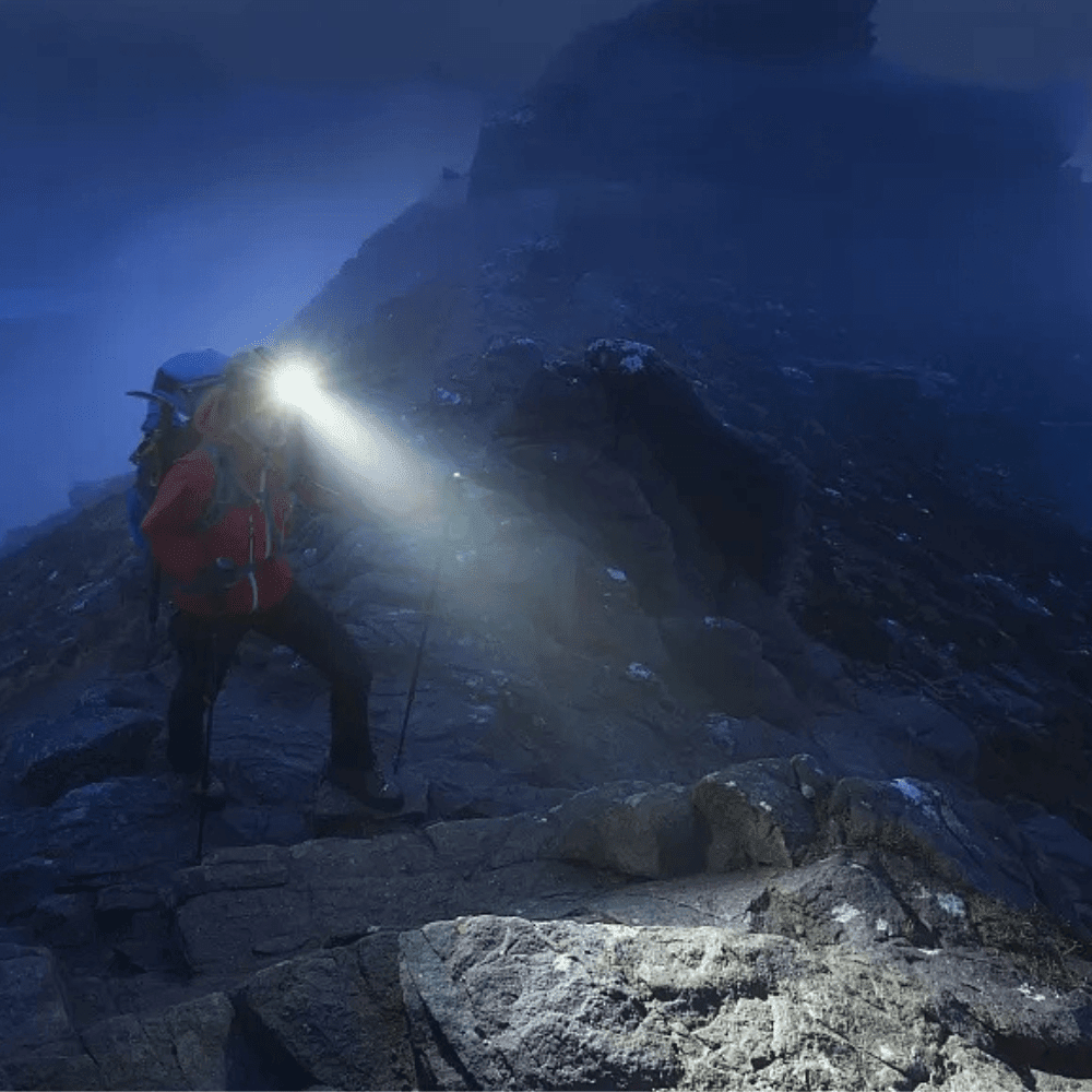 Ladattava LED-otsalamppu — roiskeenkestävä, 2000 lumenia, liukuva tarkennusrengas