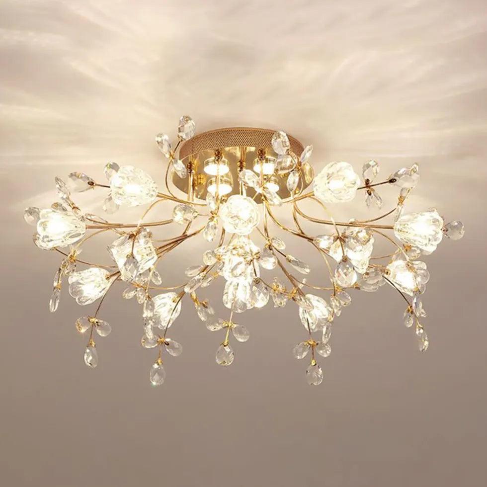 Luksuriøs loftslampe med blomstermotiv og krystaller til stuen | boxzora