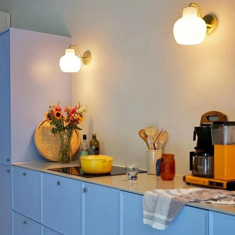 Eksklusiv væglampe i mælkehvidt glas med liljekonvaldesign | boxzora
