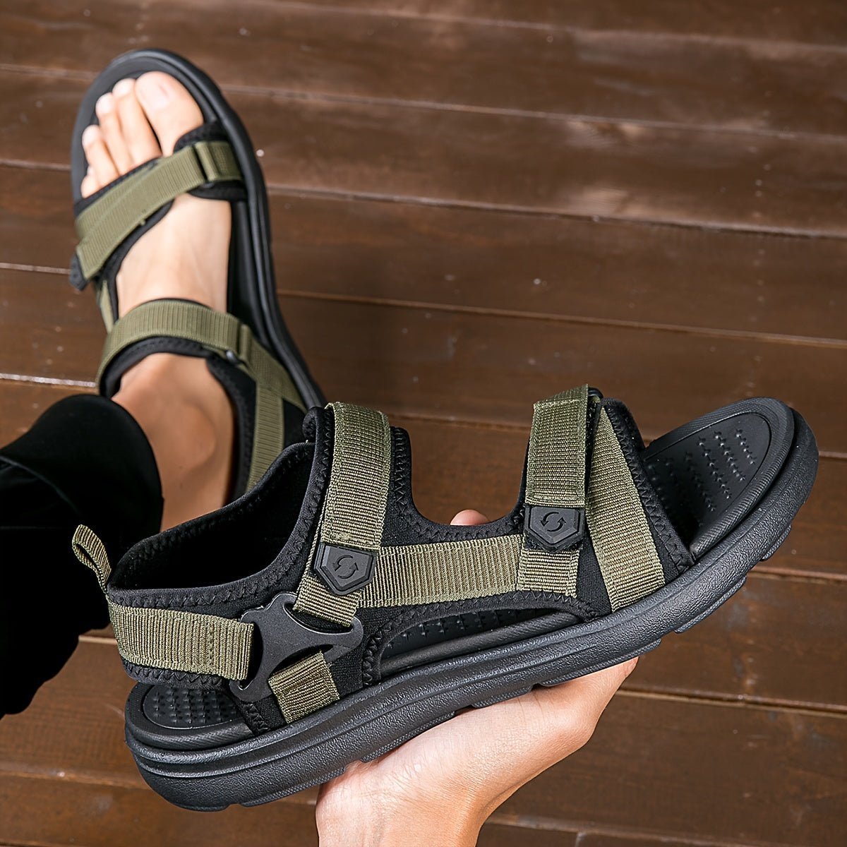Férfi túraszandál – légáteresztő textil felsőrész, nyitott orr-rész, állítható tépőzáras pántok