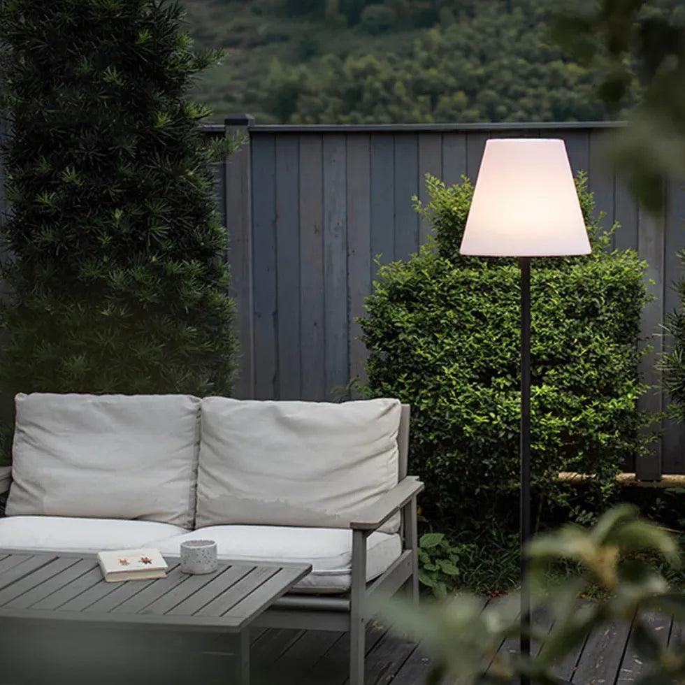 Moderne weiße Solar-Stehleuchte mit Schirm für die Terrasse | boxzora