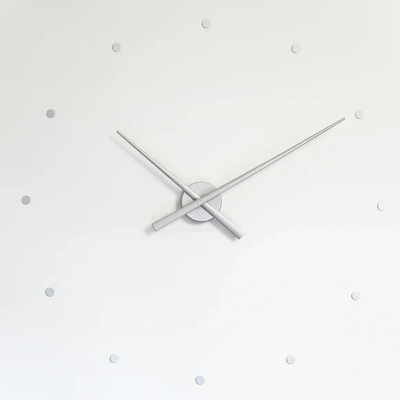 Nowoczesny minimalistyczny zegar ścienny — szeroka tarcza, przejrzysta powierzchnia