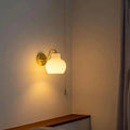 Minimalistyczna lampa ścienna z mlecznobiałym metalowym kloszem | boxzora