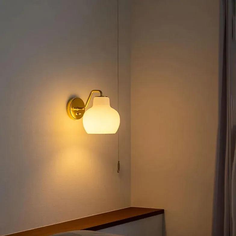 Minimalistyczna lampa ścienna z mlecznobiałym metalowym kloszem | boxzora