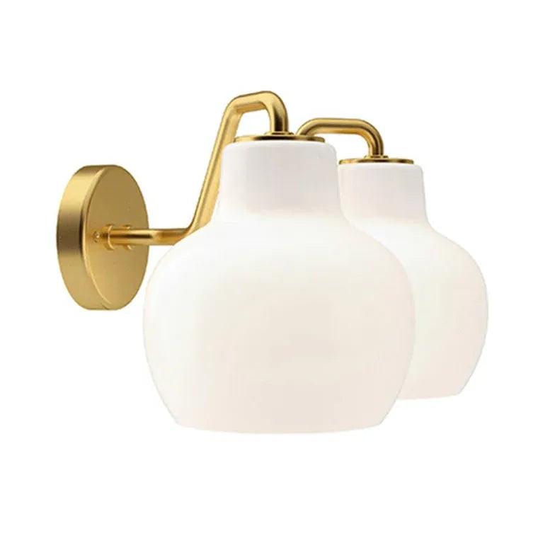 Minimalistyczna lampa ścienna z mlecznobiałym metalowym kloszem | boxzora