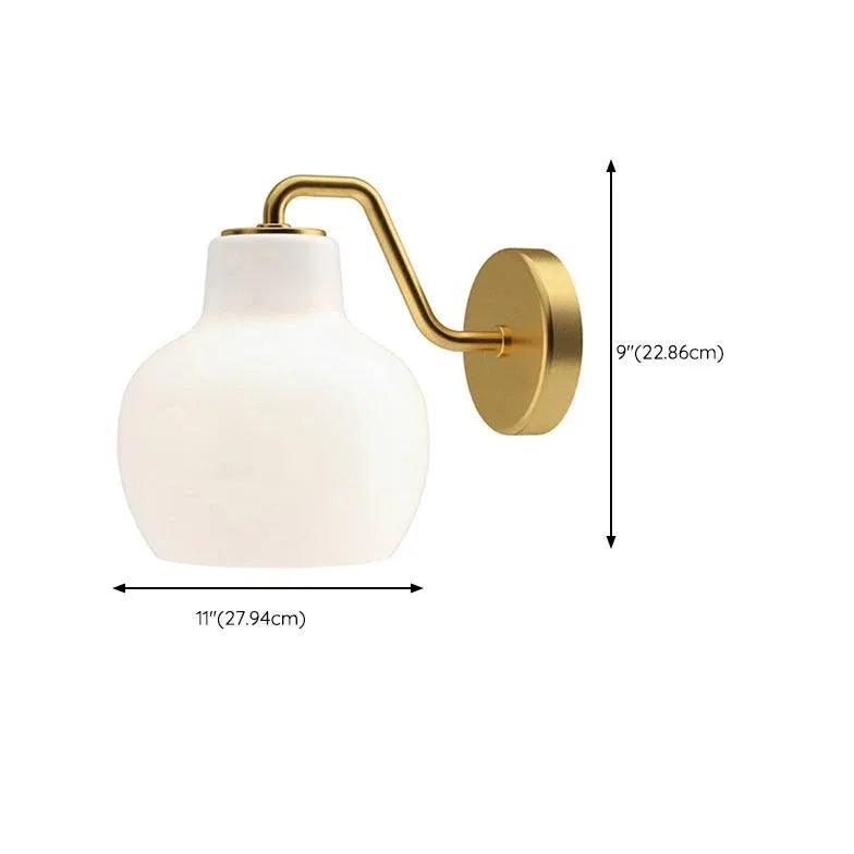 Minimalistyczna lampa ścienna z mlecznobiałym metalowym kloszem | boxzora