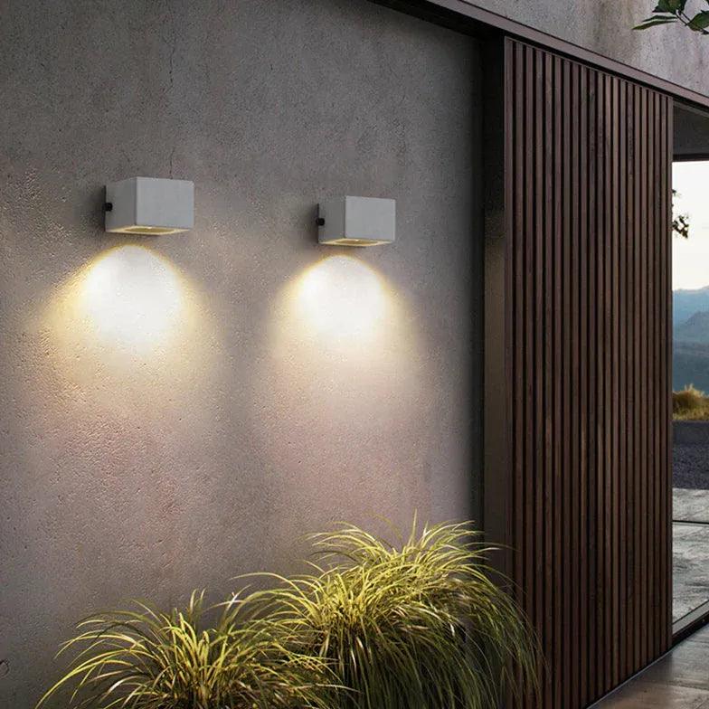 מנורת קיר חיצונית LED עם תאורה כלפי מעלה ומטה בעיצוב עמיד למים | boxzora