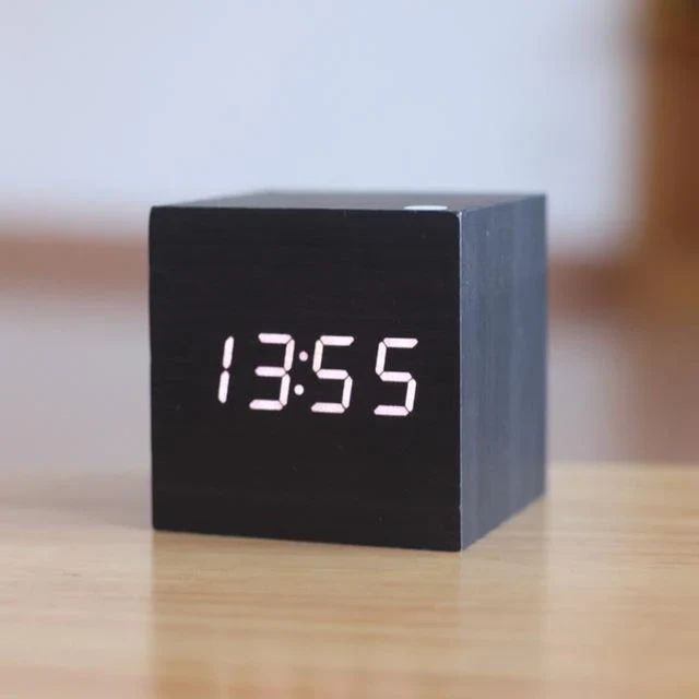 Digital träklocka - kompakt kubdesign, LED-display