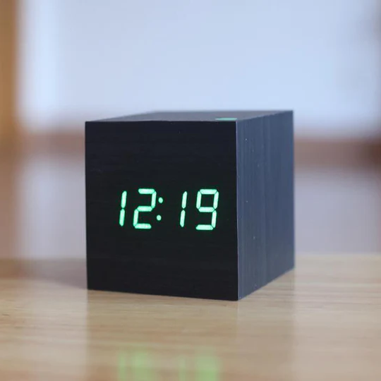 Digital träklocka - kompakt kubdesign, LED-display