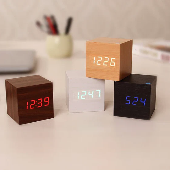 Digital träklocka - kompakt kubdesign, LED-display