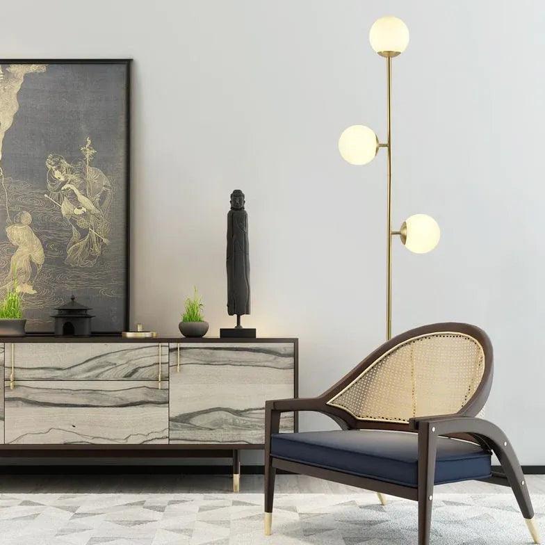 Minimalistyczna nowoczesna podłogowa lampa z białą szklaną kulą do salonu | boxzora