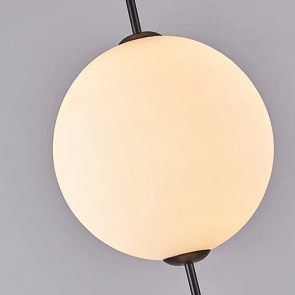 Minimalistické závěsné svítidlo s několika skleněnými koulemi k posteli | boxzora
