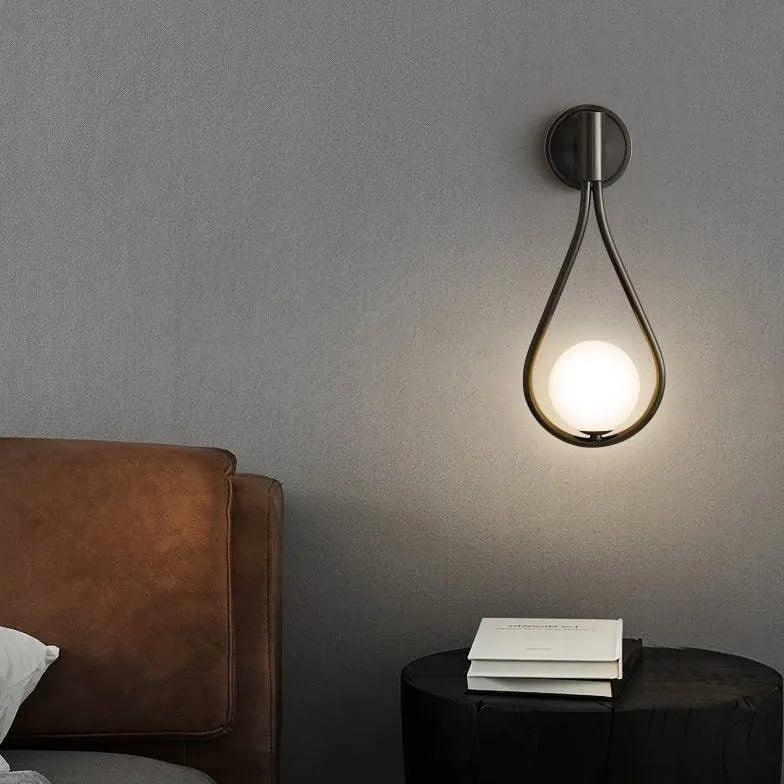 Nordisk LED-vegglampe med glasskule i svart til nattbord | boxzora