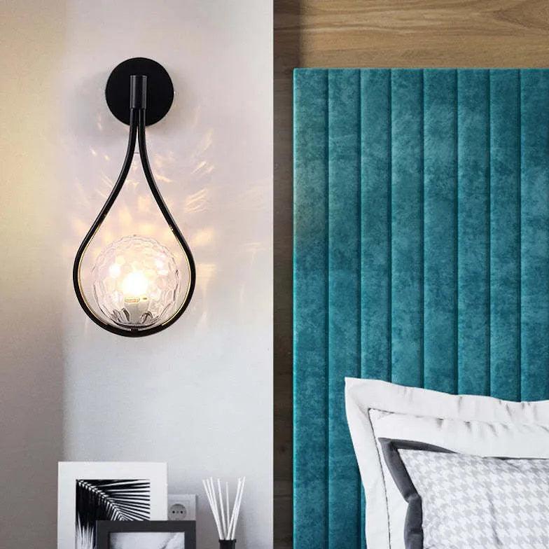 Nordisk LED-vegglampe med glasskule i svart til nattbord | boxzora