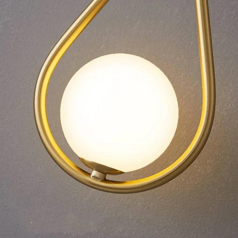 Nordisk LED-vegglampe med glasskule i svart til nattbord | boxzora
