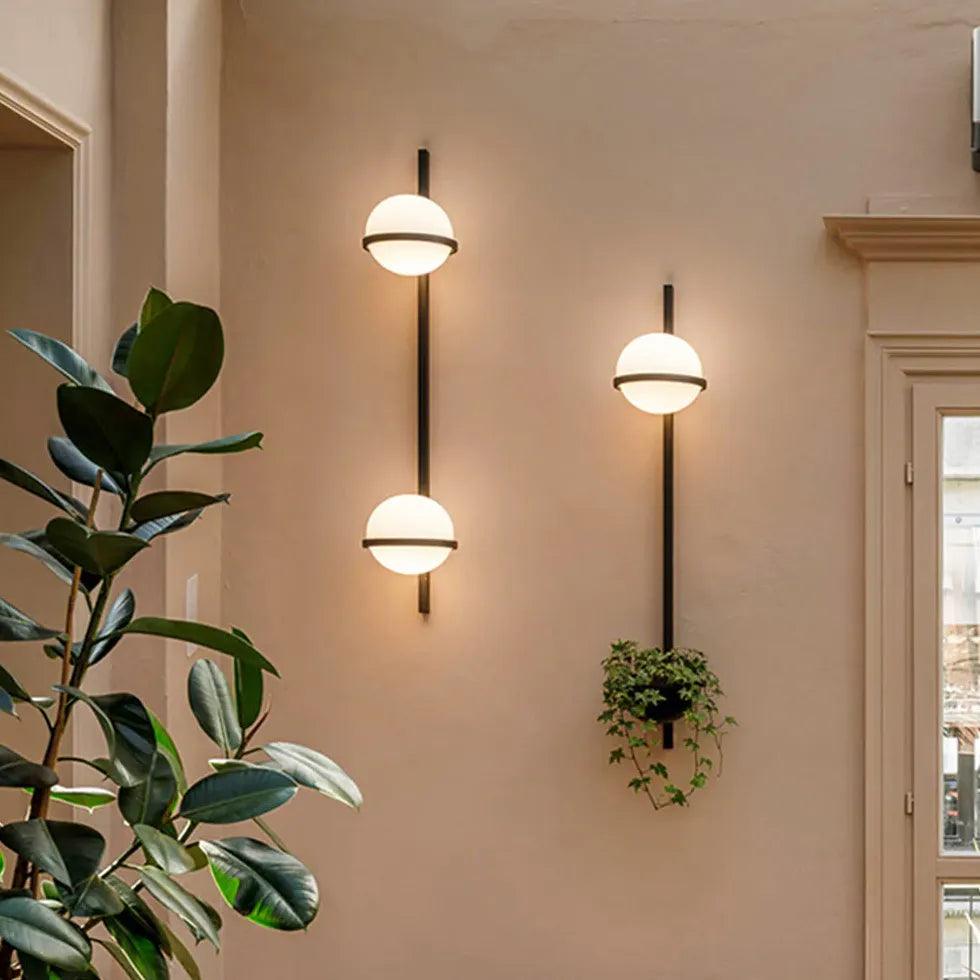 Moderne zwarte wandlamp met groene planten | boxzora