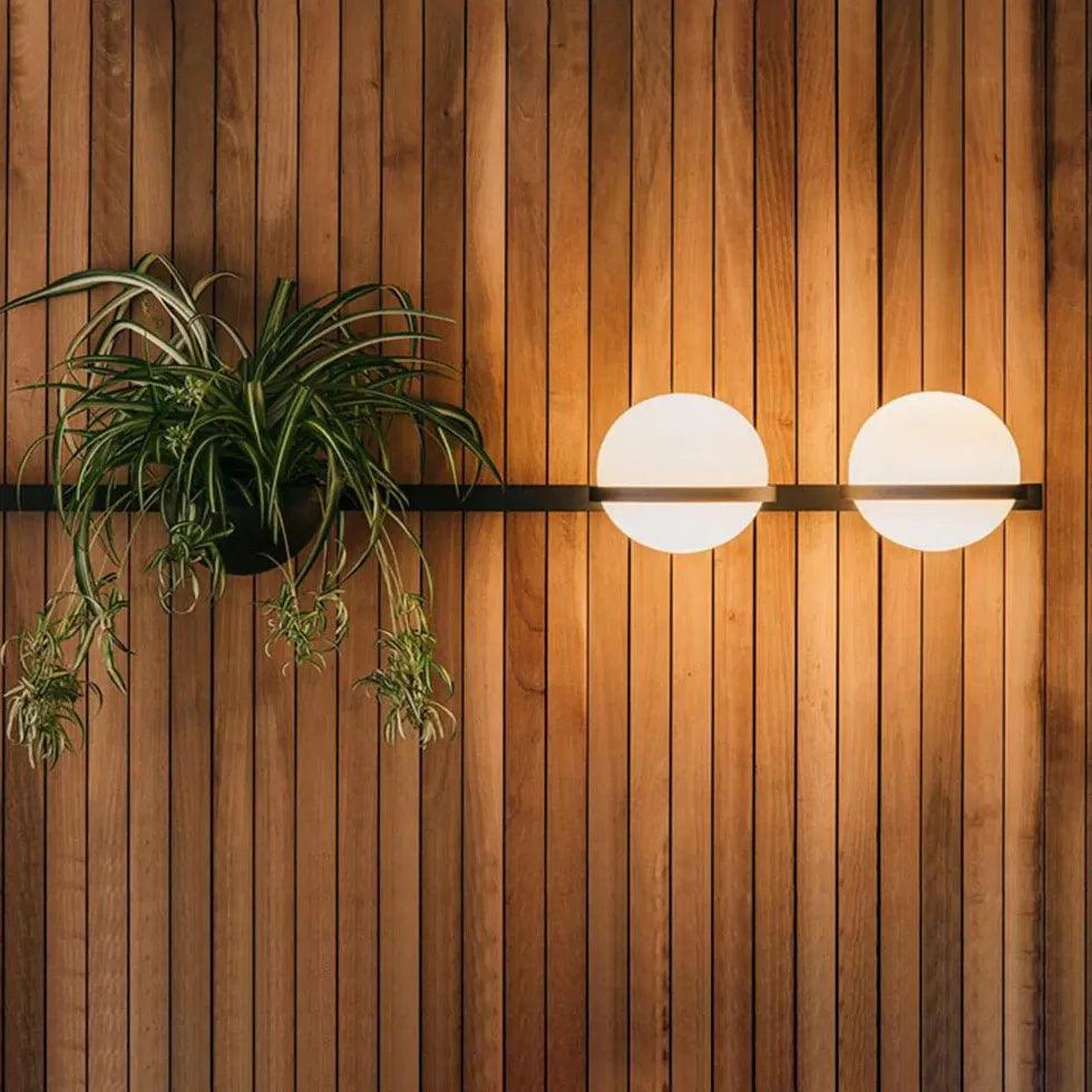 Moderne zwarte wandlamp met groene planten | boxzora