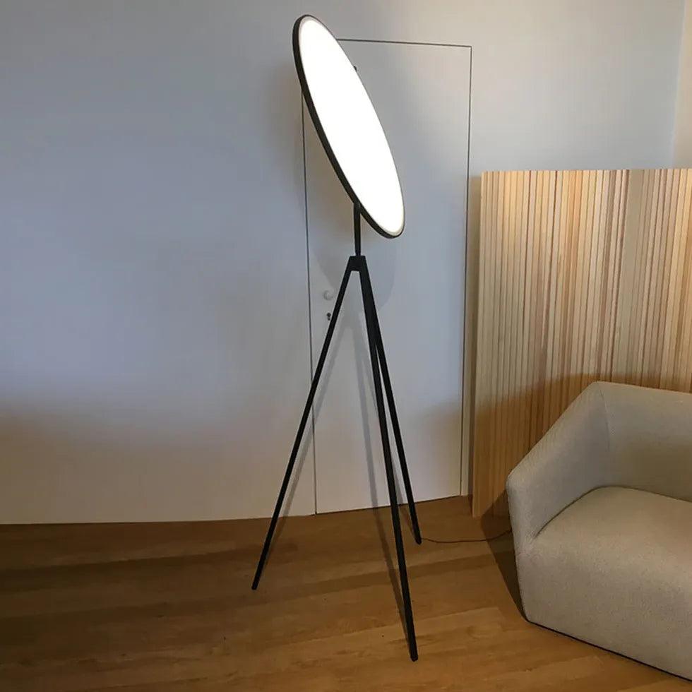 Moderne runde Stehlampe mit drei Beinen für das Wohnzimmer | boxzora