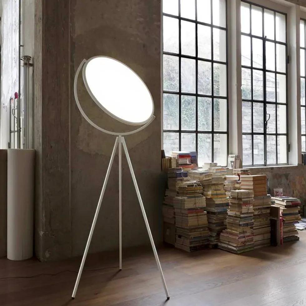 Moderne runde Stehlampe mit drei Beinen für das Wohnzimmer | boxzora